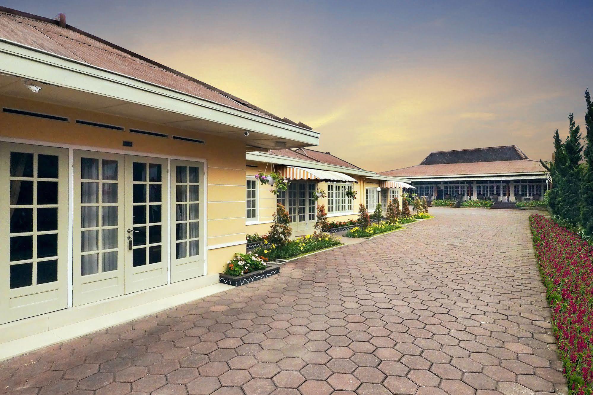 Hotel Indah Palace Tawangmangu Exterior photo